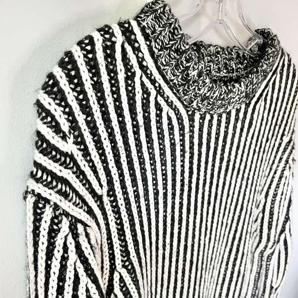 🏷️ 2/$20 Elizabeth and James Stripe Knit Sweater - Picture 5 of 8